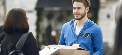 Livreur remettant un colis à une cliente