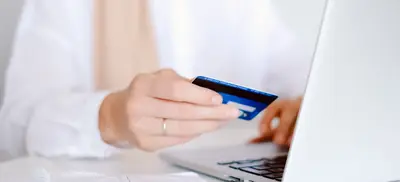 Paiement par carte bancaire sur un ordinateur portable