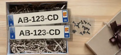 Plaque AB-123-CD, tournevis et vis sur un plan de travail